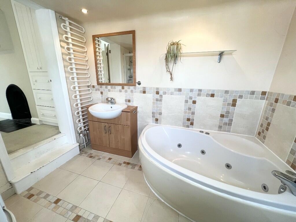 BATHROOM 2 / ENSUITE