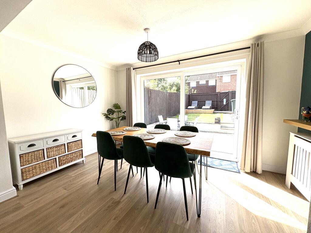 FAMILY/DINING ROOM