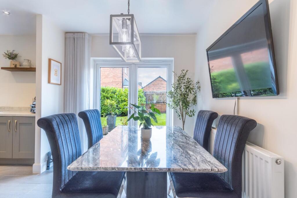 FAMILY DINING KITCHEN