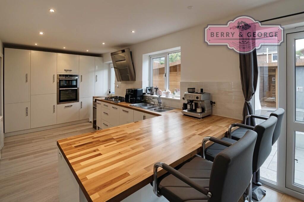 KITCHEN / DINER