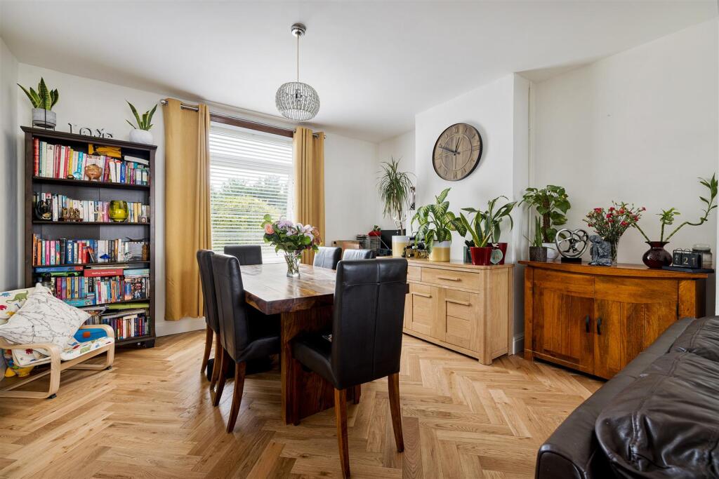 Lyne Crescent, E17