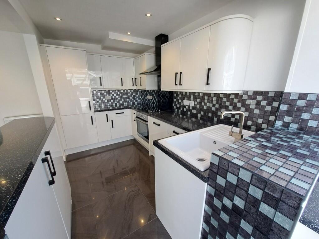 FITTED KITCHEN