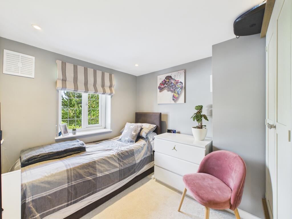 CAM02909G0-PR0453-STILL008