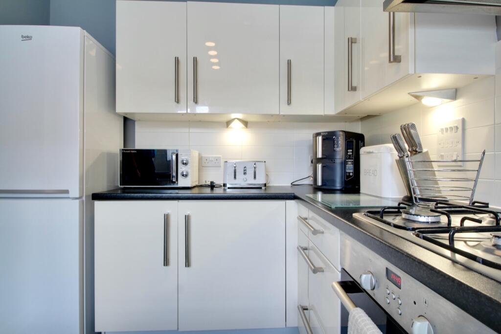 Kitchen - reverse view - Gus Critchlow EweMove Hin