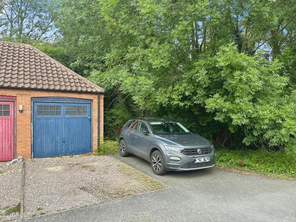 Double Driveway &amp; Single Garage