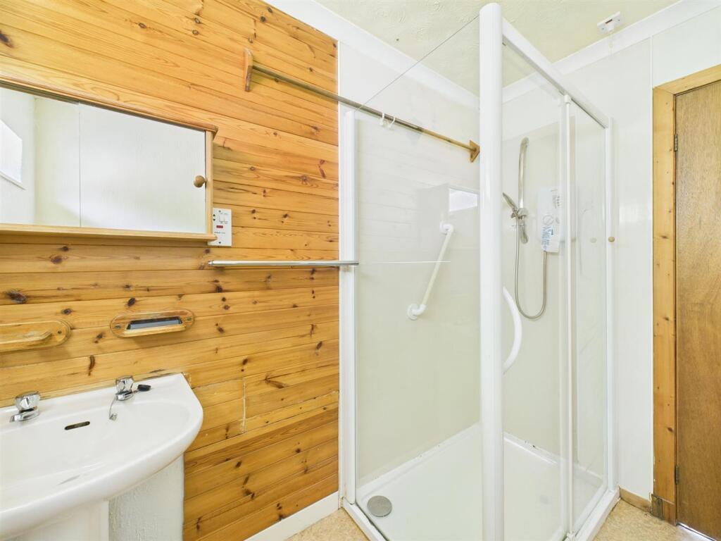 SHOWER ROOM 1