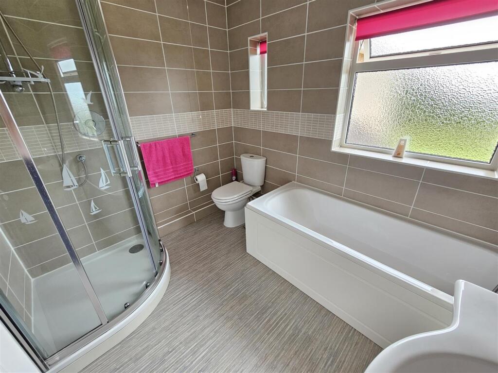 Main Bathroom 1.jpg
