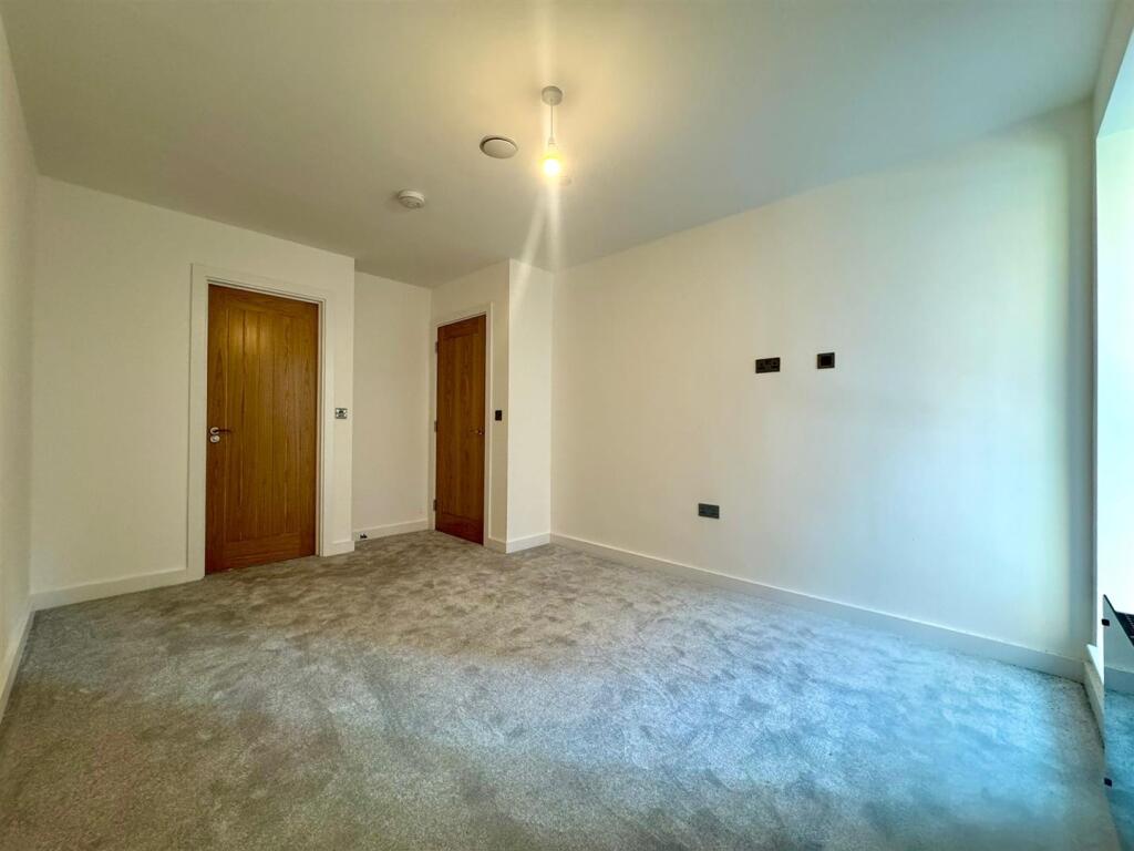 Main bedroom pic 2.jpeg