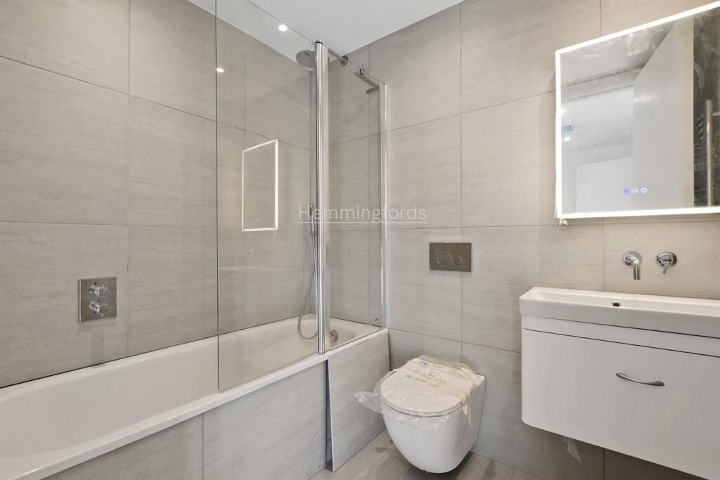 01-5231GCHMF - 2 Solent Lodge - Bathroom -Original