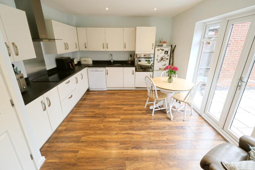 KITCHEN/DINING ROOM