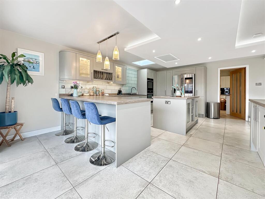 Breakfast Bar Area.jpg