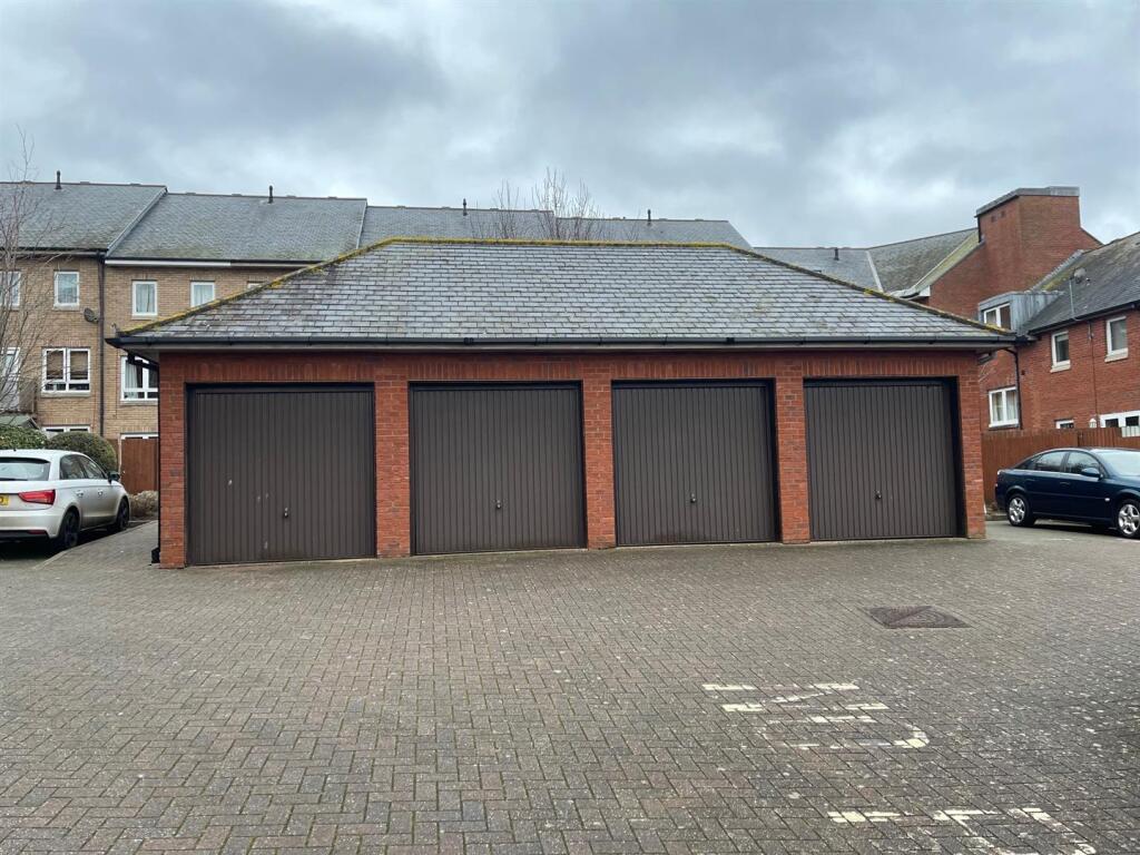 Garage in Block Close By