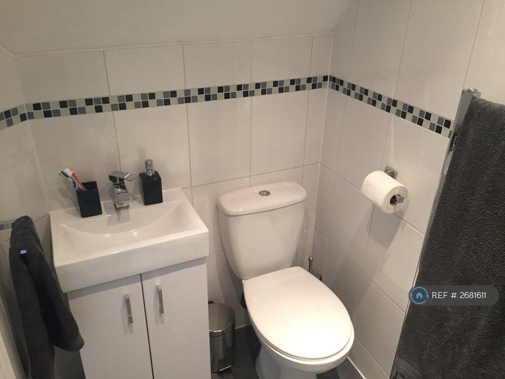 Bedroom 1 En-Suite Photo b
