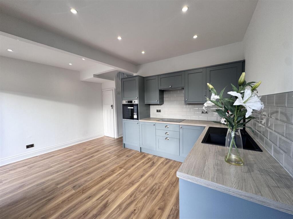 Open plan kitchen / dining