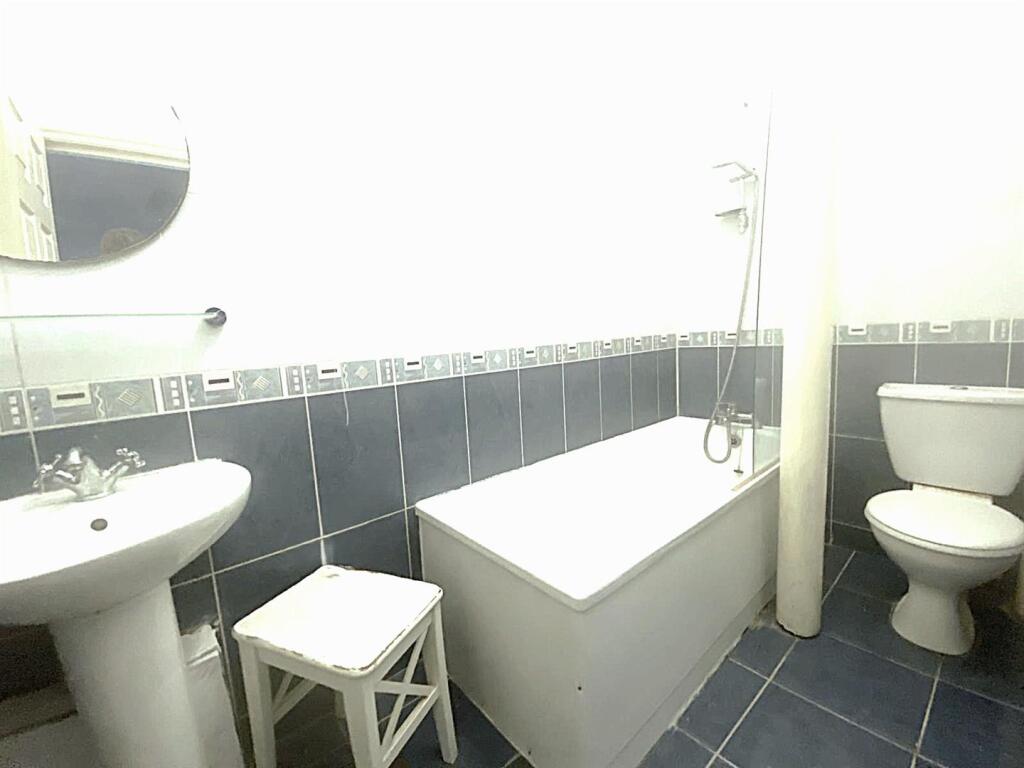 bathroom copy eeadad68-0aff-4bc6-b34a-076d4f690de9