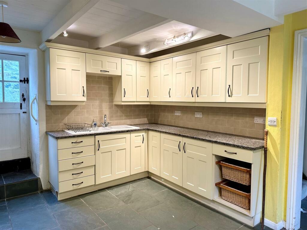 Kitchen 2.jpg