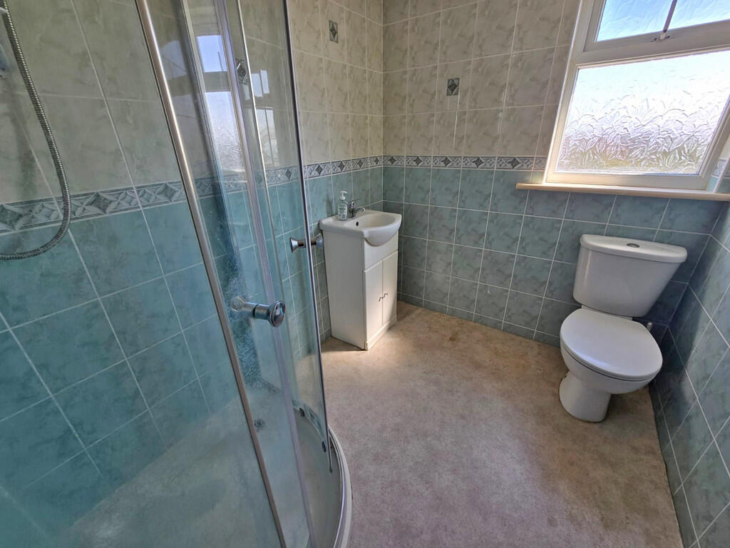 Second bathroom (...