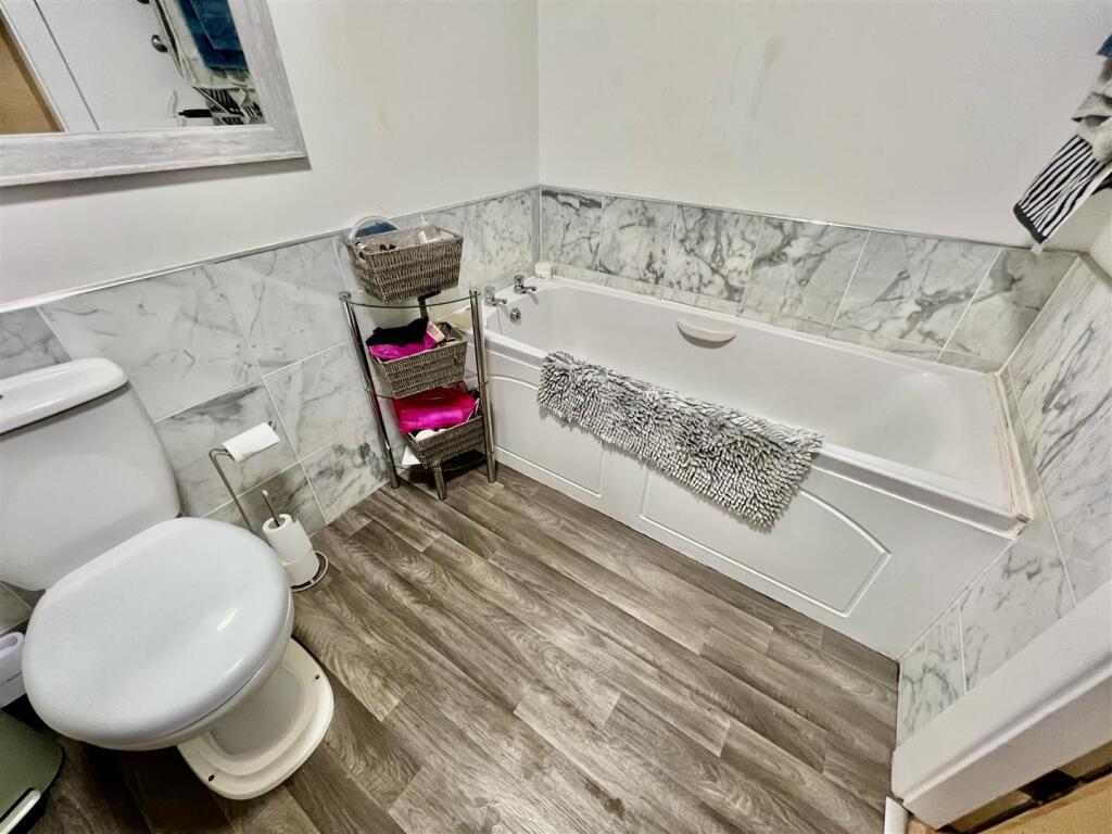 BATHROOM/WC