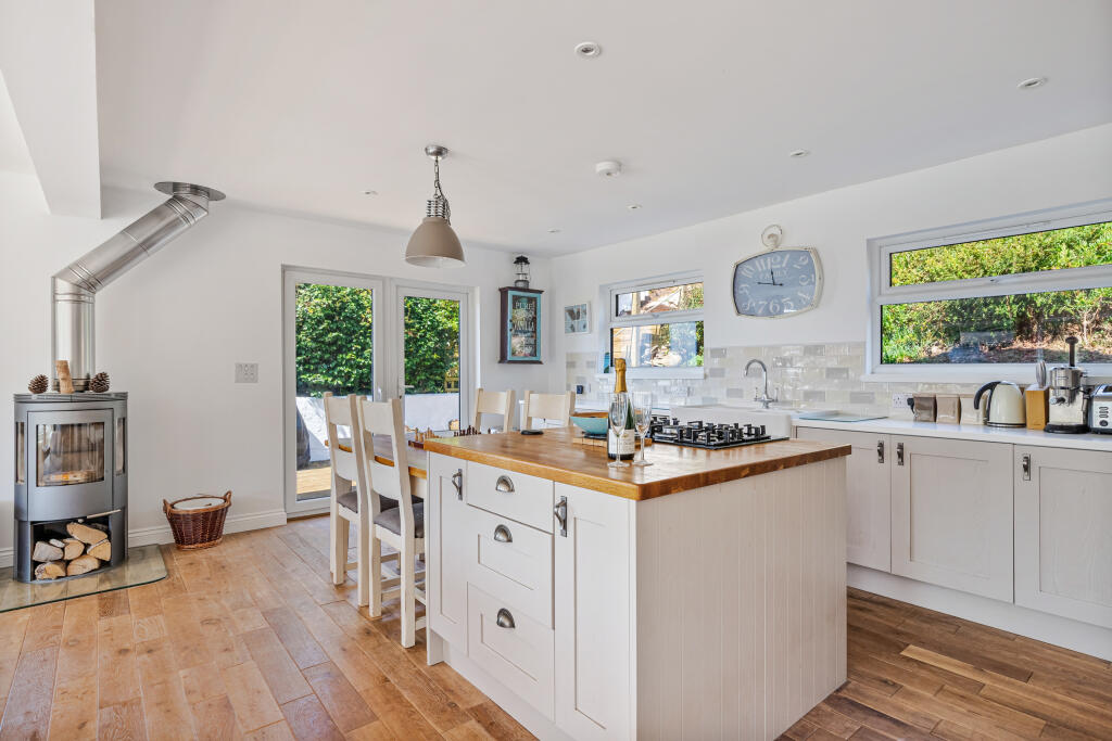 A33 - 6 Furzehill Road Heybrook Bay - 250718