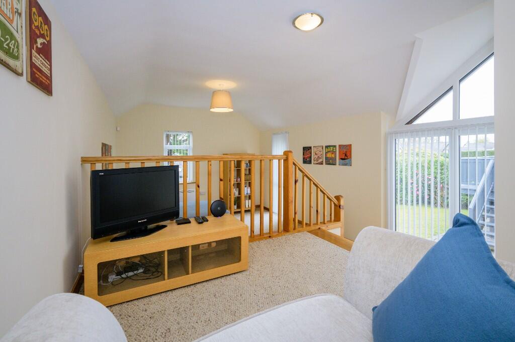 SITTING ROOM/BED 5