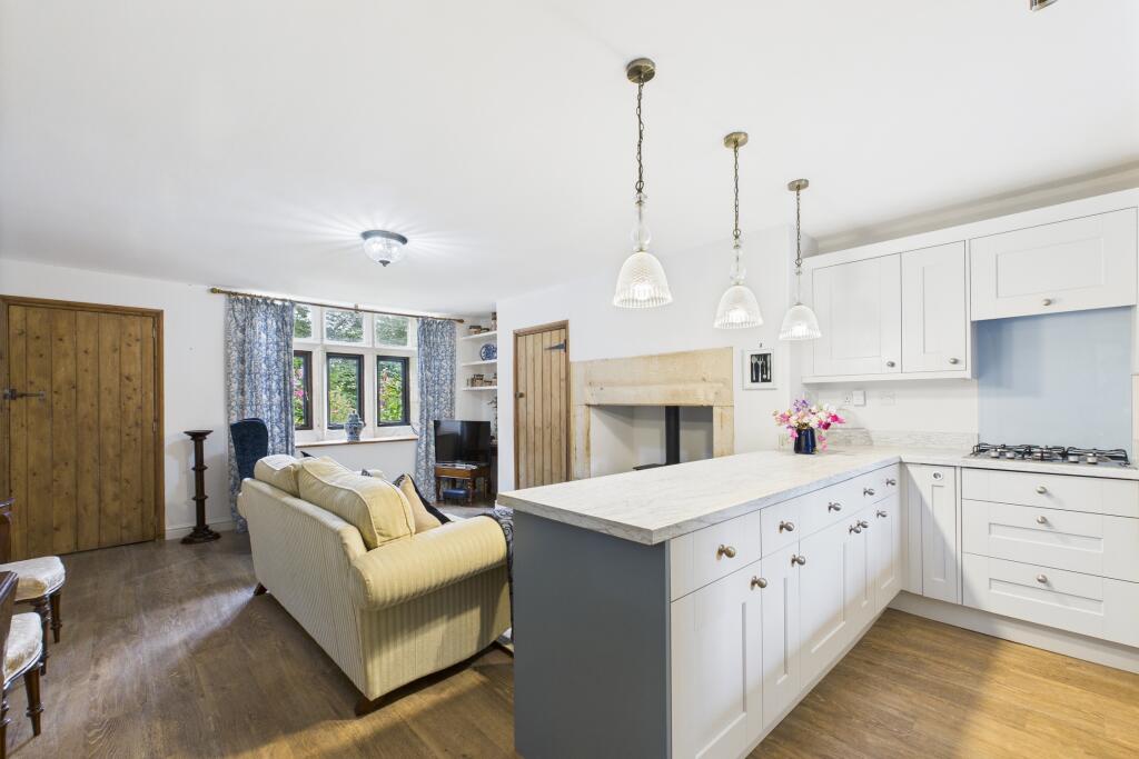 CAM04201G0-PR0099-STILL010