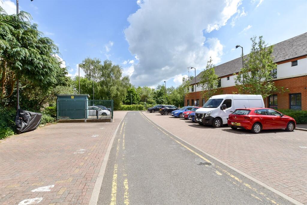 Gx73P - Driveway-Parking