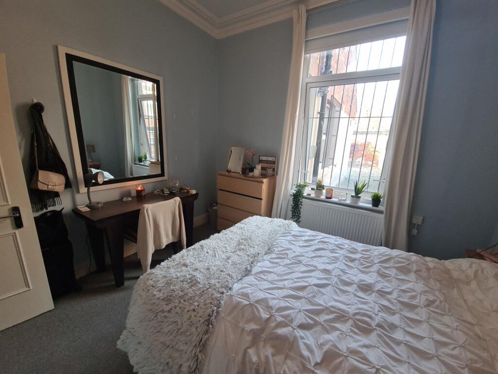 Bright and well-maintained master bedroom featu...