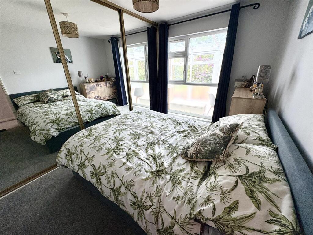 7. bed1.jpg