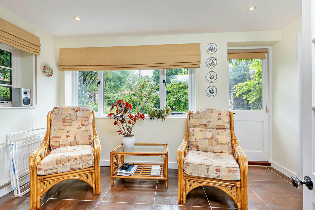 8619757-interior1...