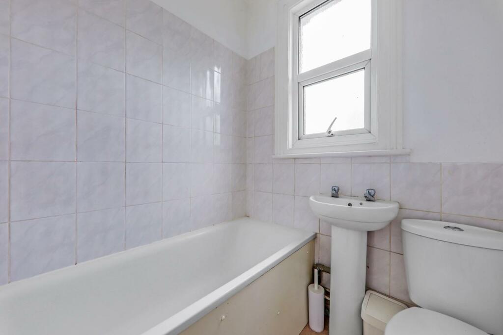 14-eed3JHPropWpen - 39 Green Lane - 40-medium.jpg