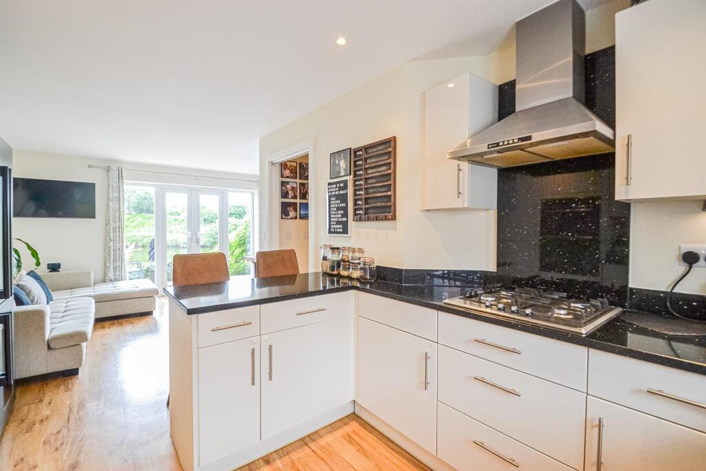 Open Plan Breakfast Kitchen &amp; Family Room