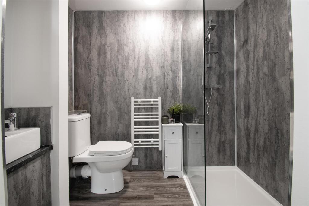 ensuite.jpg