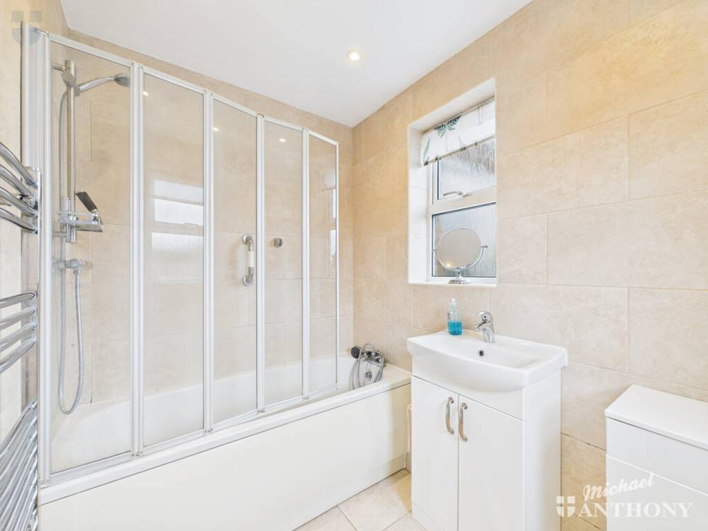 CAM03218G0-PR0819-STILL009-thumbnail-h750-70