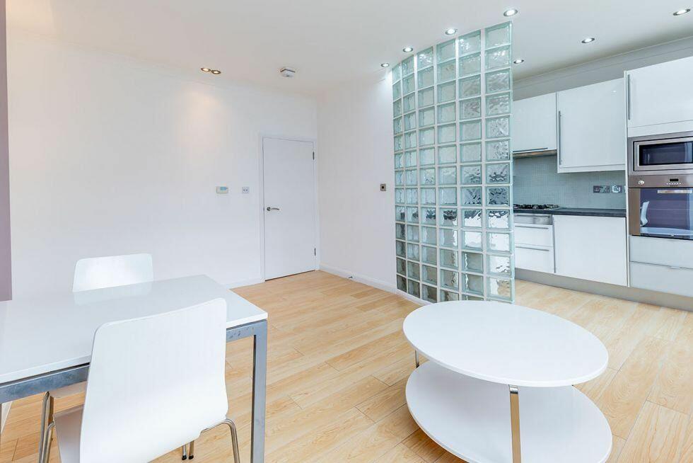 FULLY FITTED KITCHEN