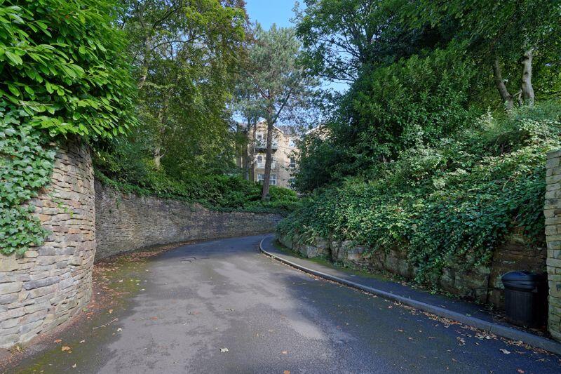 Driveway to Laurel House 