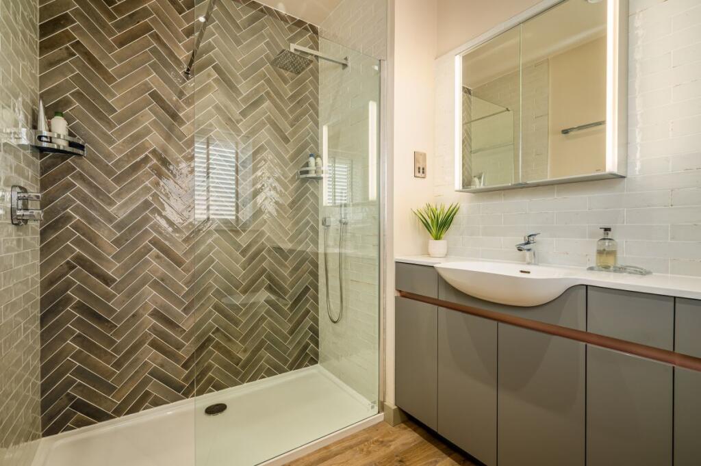 Master bedroom en-suite 