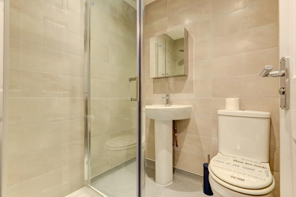 28 Caledonian Road Bathroom 3