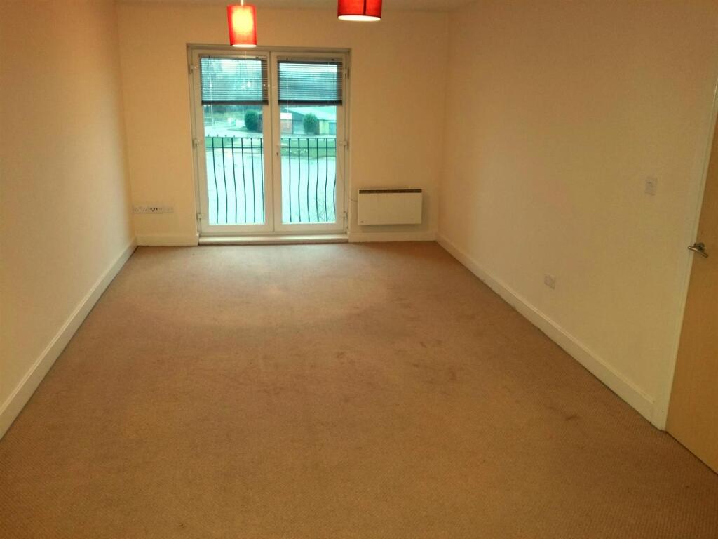 26 Moorside, lounge.jpg