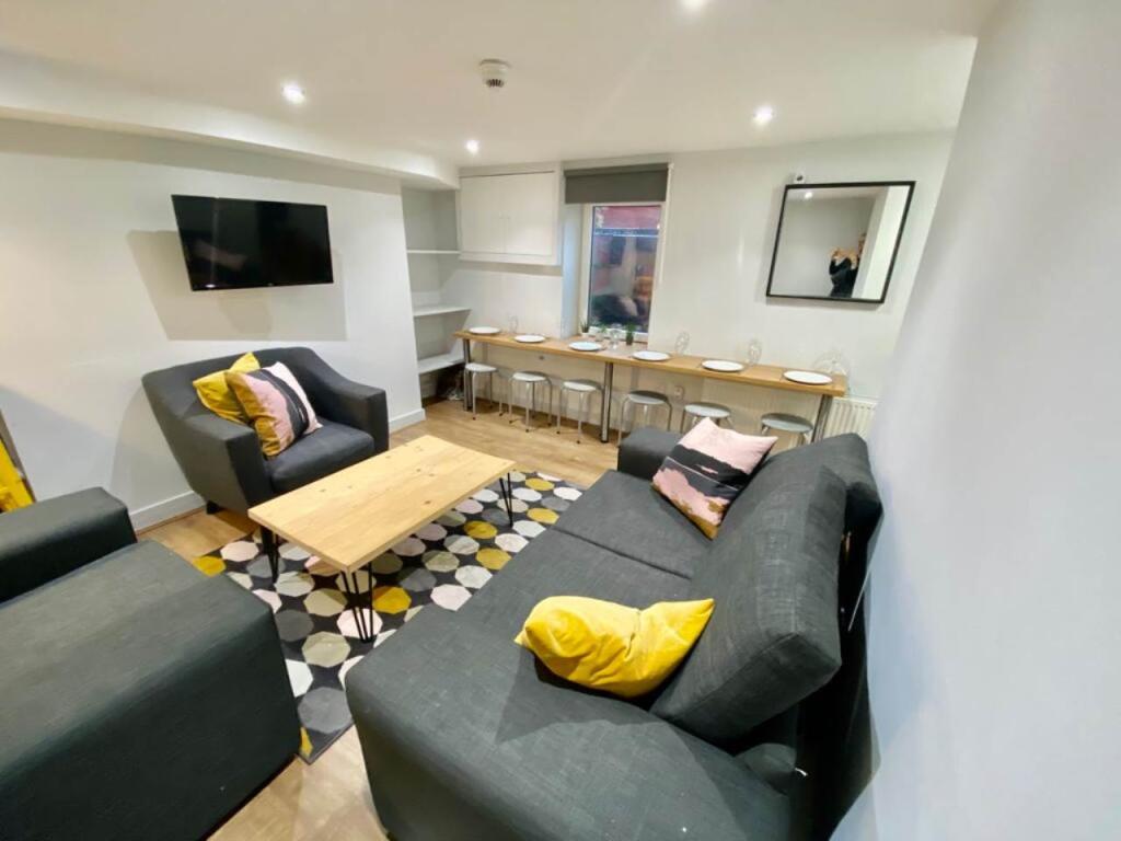 Lounge &amp; Dining (1)