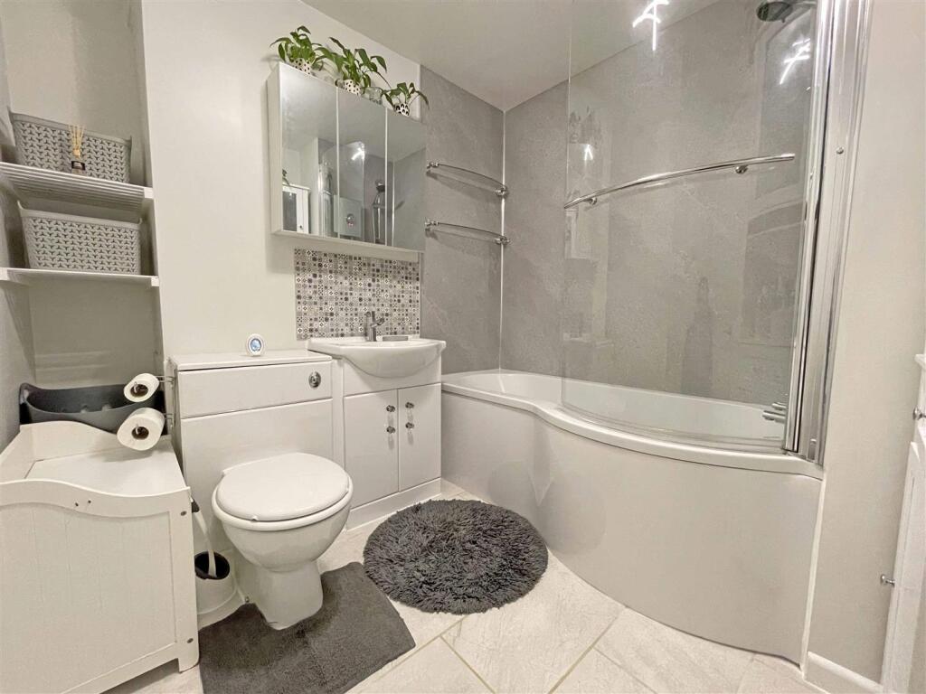 Vaasgo Close 8 - Bathroom.jpg