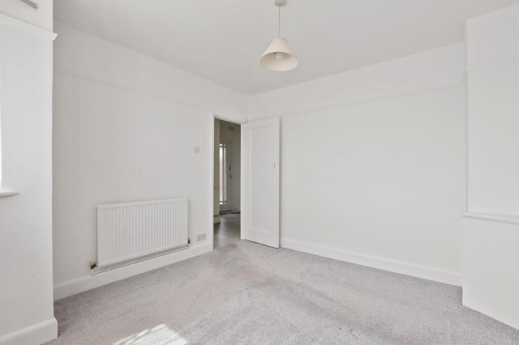 03-8f97JHPropWorld - 23 Meadow Close - 9 (1).JPG