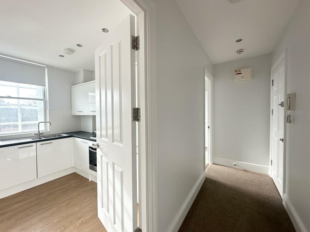 4 KITCHEN HALLWAY.JPG