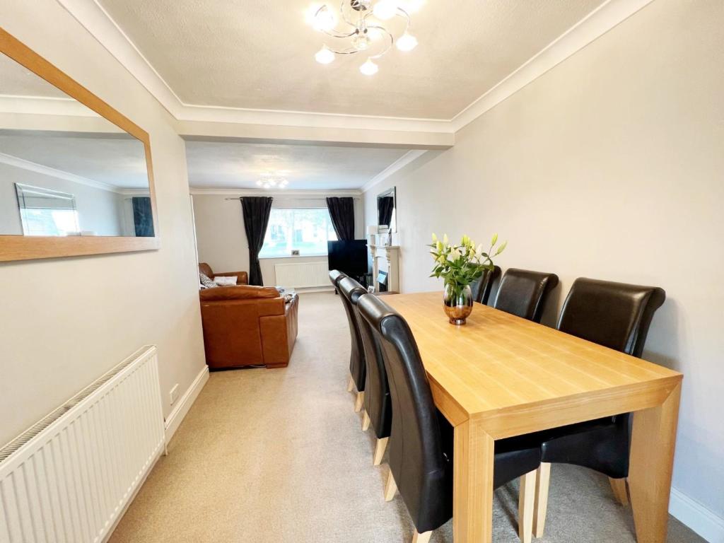 Dining Area pic 1.jpg