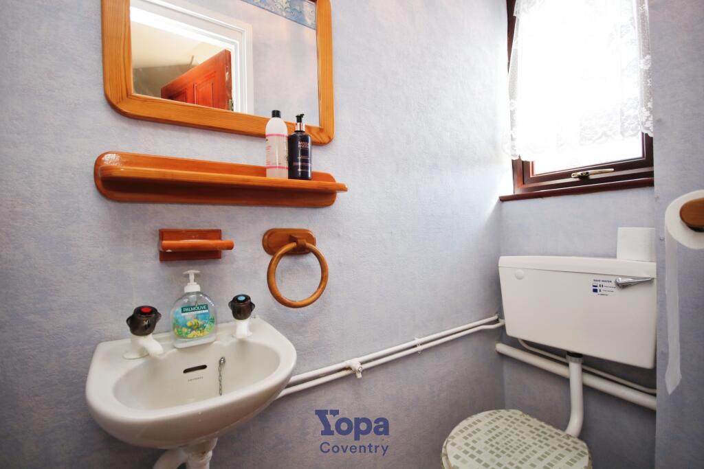 7bbc1f0b-Cloakroom.JPG