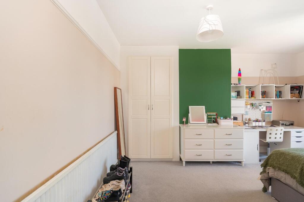 1H0V8HE - Bedroom H.jpg