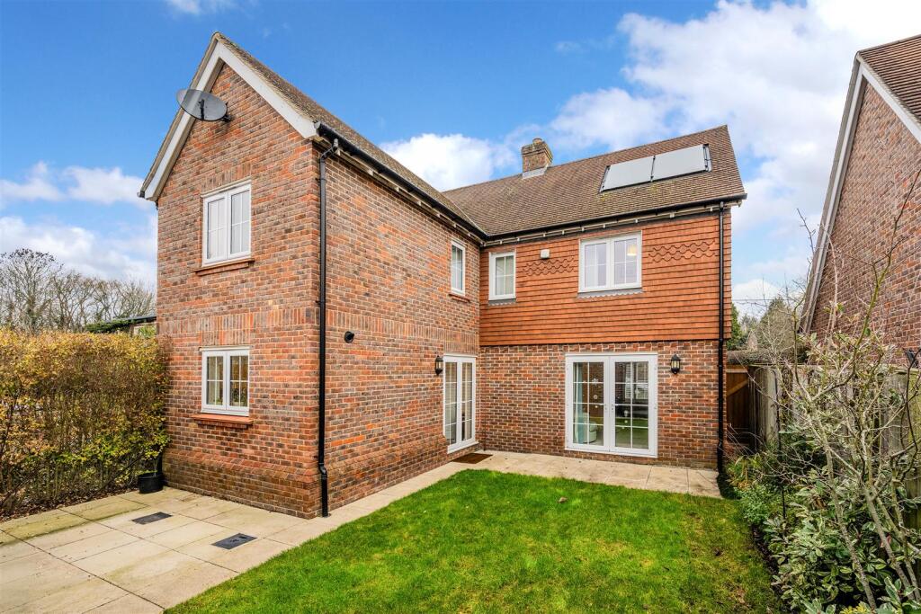 WOODLANDS CLOSE (16).jpg