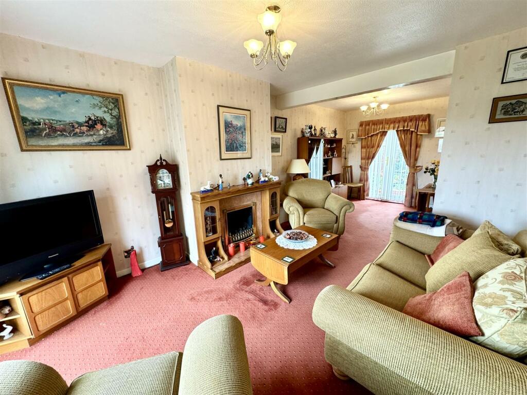 OPEN PLAN SITTING/DINING ROOM