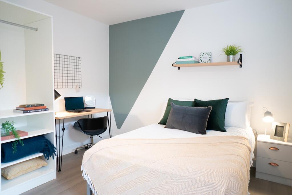 A bright and tidy double bedroom with modern de...