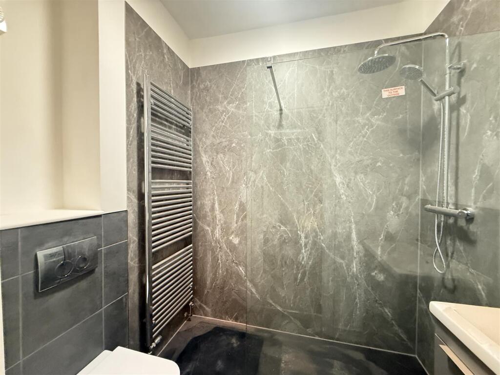 Ensuite 2.JPG