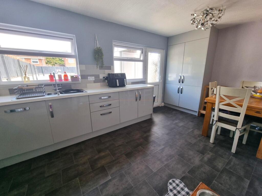 Kitchen/ Breakfast Room